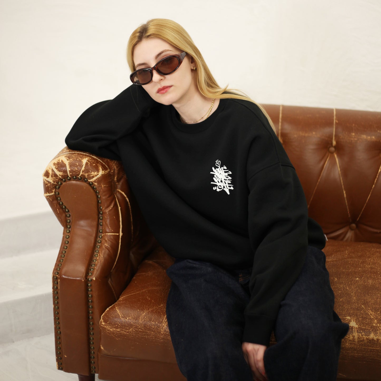 tagging back print baggy sweater in black