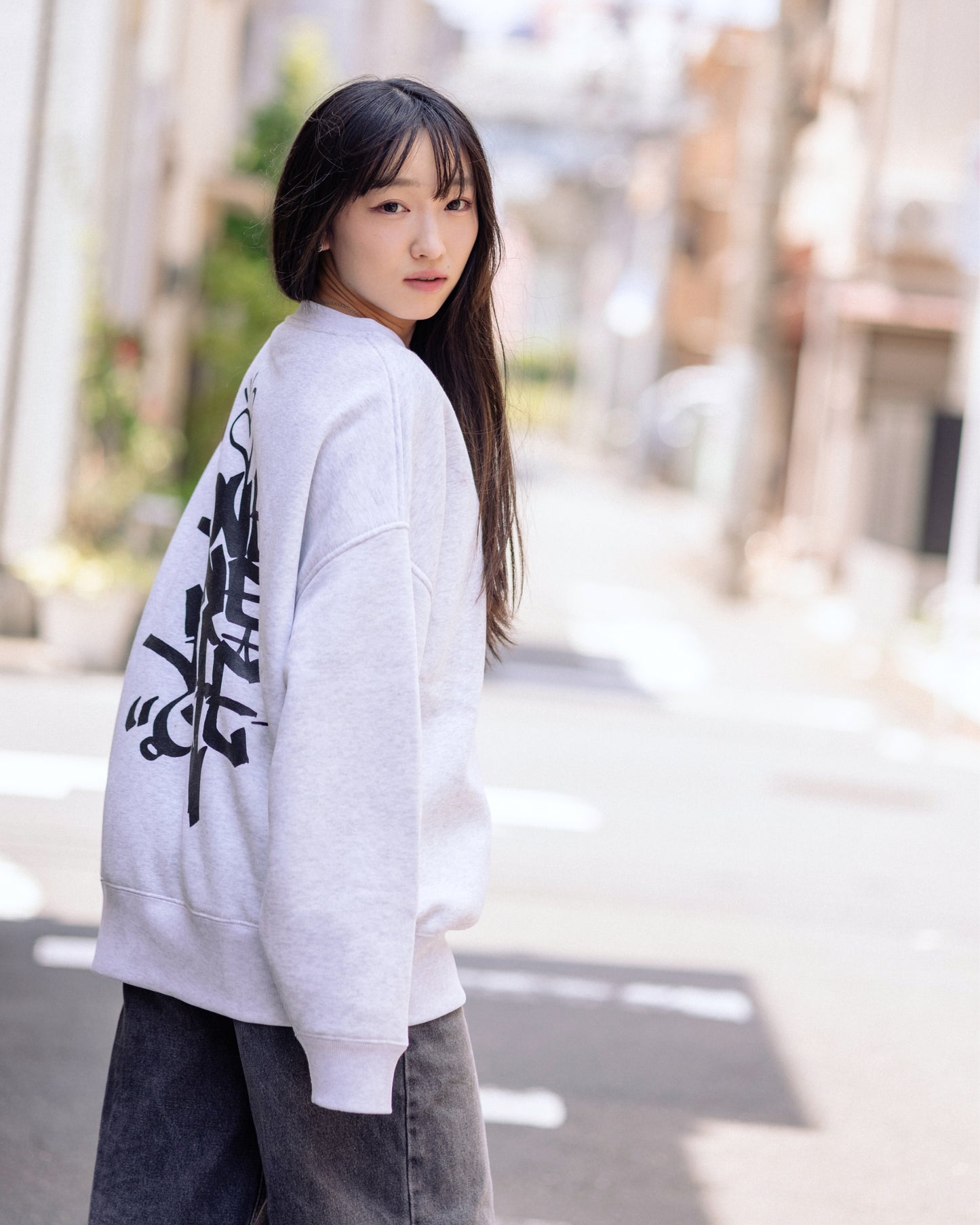 tagging back print baggy sweater in gray