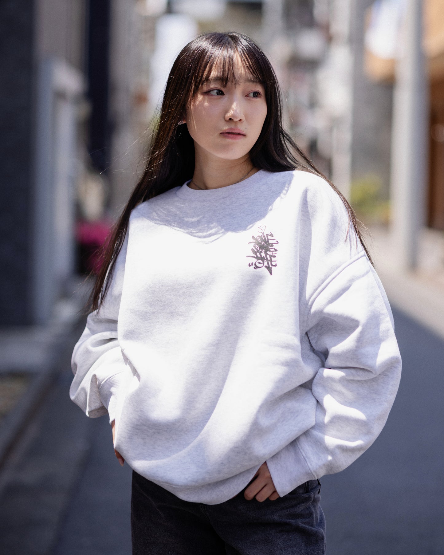 tagging back print baggy sweater in gray