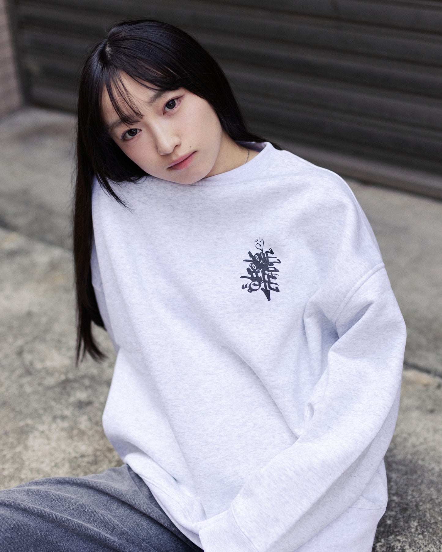 tagging back print baggy sweater in gray